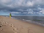 Spacer dziką plażą