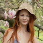 portret z magnolią
