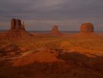idzie burza nad Monument Valley 